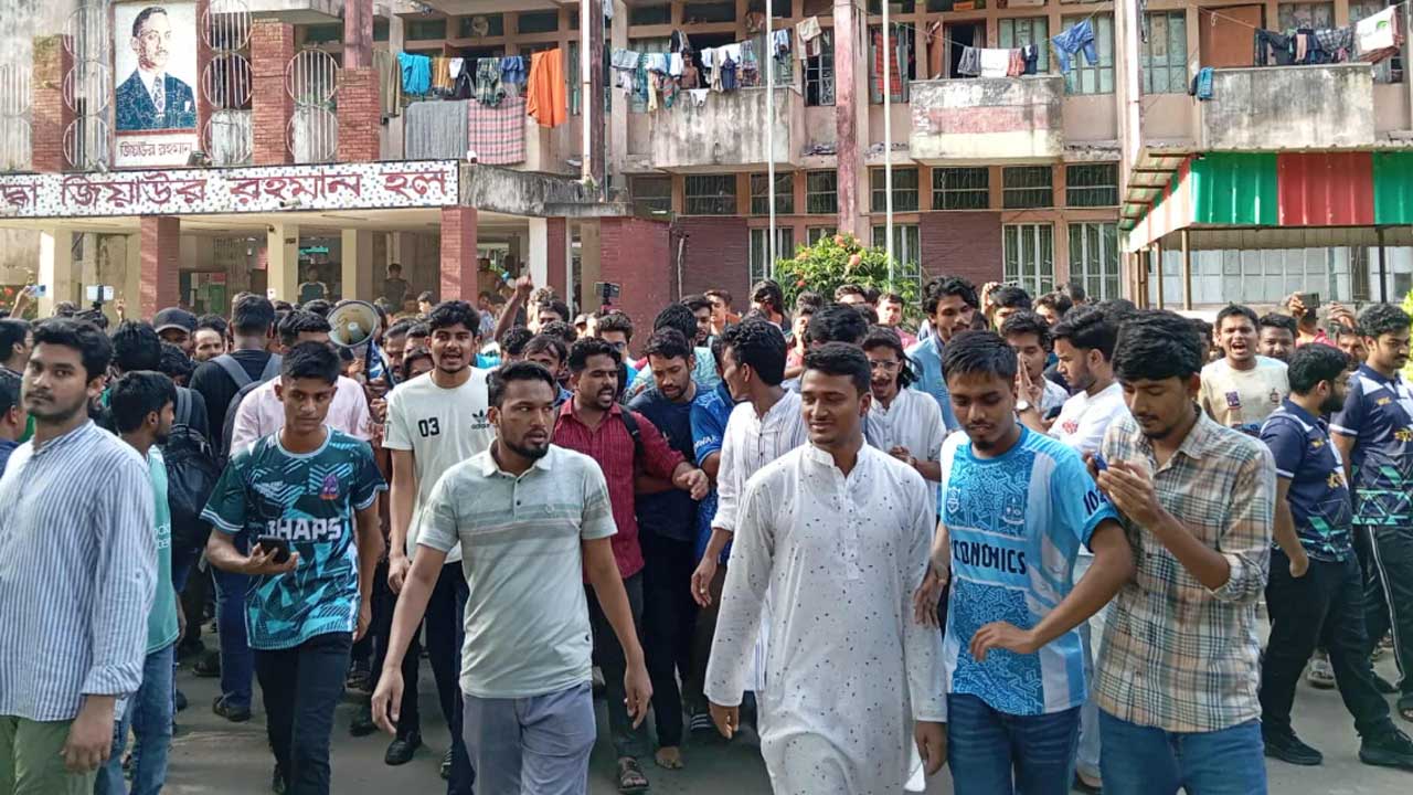 ‘হাইকোর্ট না ডাকসু, ডাকসু ডাকসু’ স্লোগানে উত্তাল ঢাবি