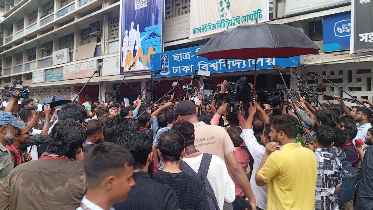 ভোট কারচুপির অভিযোগকারীর আচরণ সন্দেহজনক : ঢাবি কর্তৃপক্ষ