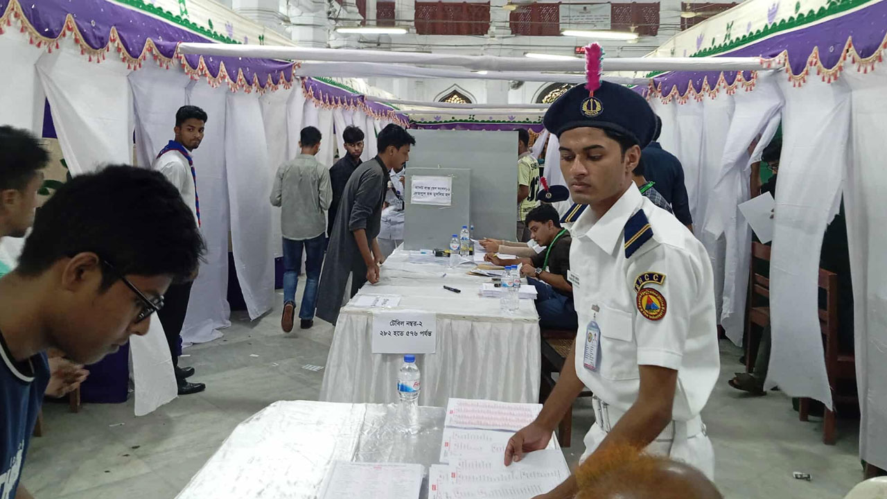 প্রথম দুই ঘণ্টায় ২ কেন্দ্রে ভোট পড়েছে হাজারের বেশি