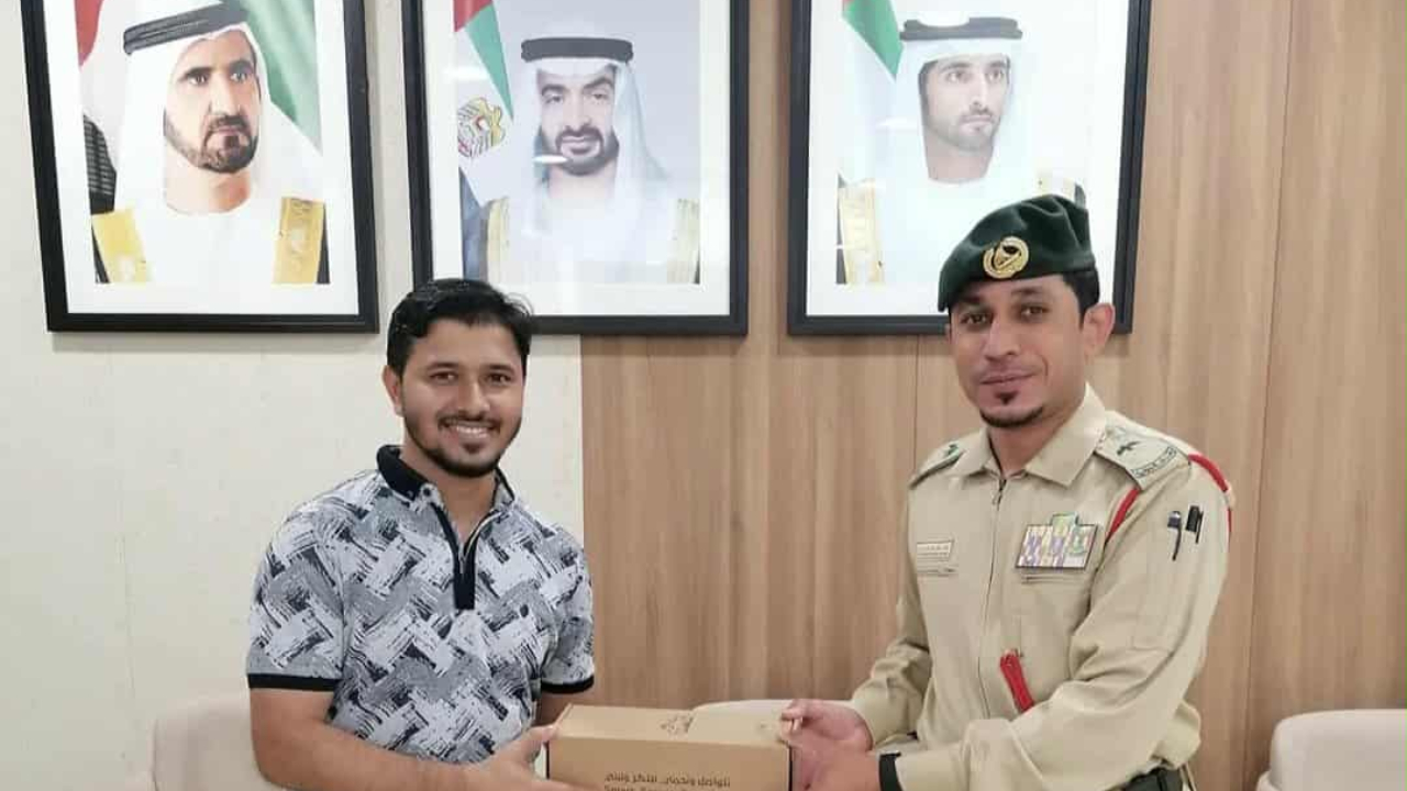 সততার জন্য বাংলাদেশি তরুণকে সম্মাননা দিলো দুবাই পুলিশ