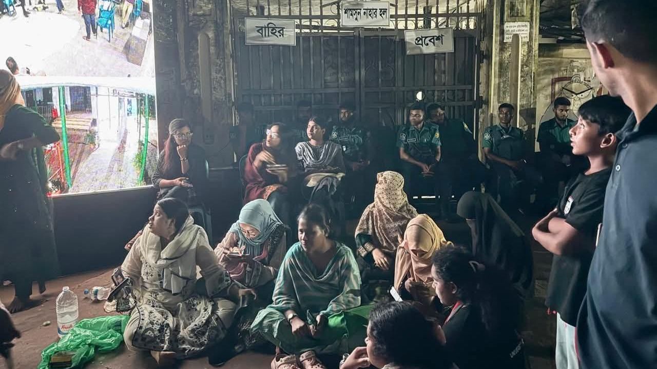 ভোট বানচাল প্রতিরোধে ঢাবির শামসুন নাহার হলের ছাত্রীদের অবস্থান