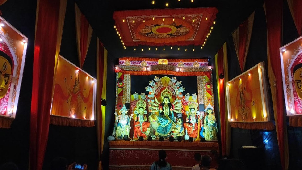 ষষ্ঠীতে শুরু ৫ দিনের দুর্গাপূজা, চট্টগ্রামজুড়ে উৎসব