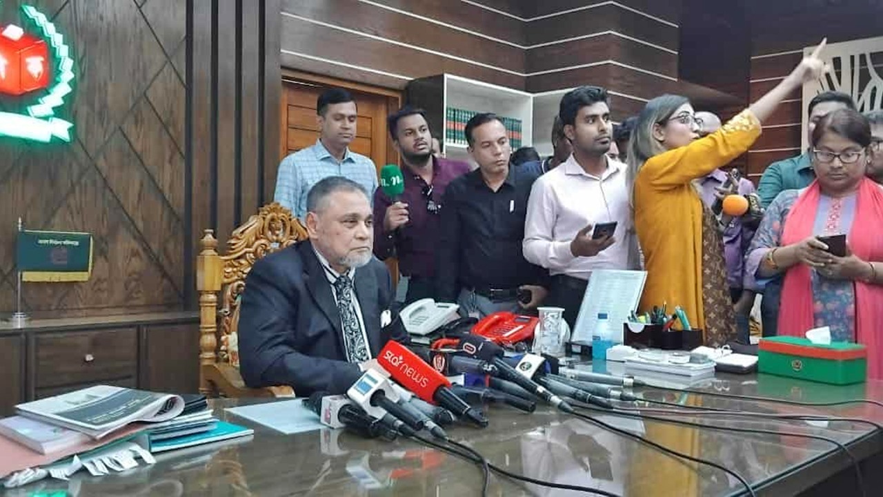 সংসদ নির্বাচনের জন্য পূর্ণ প্রস্তুতি নিয়ে রাখব : মার্কিন দূতকে সিইসি