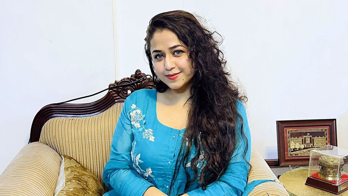 অটোগ্রাফ চাইলেন আড়ং-এর সেলসম্যান, আবেগাপ্লুত ফারিয়া