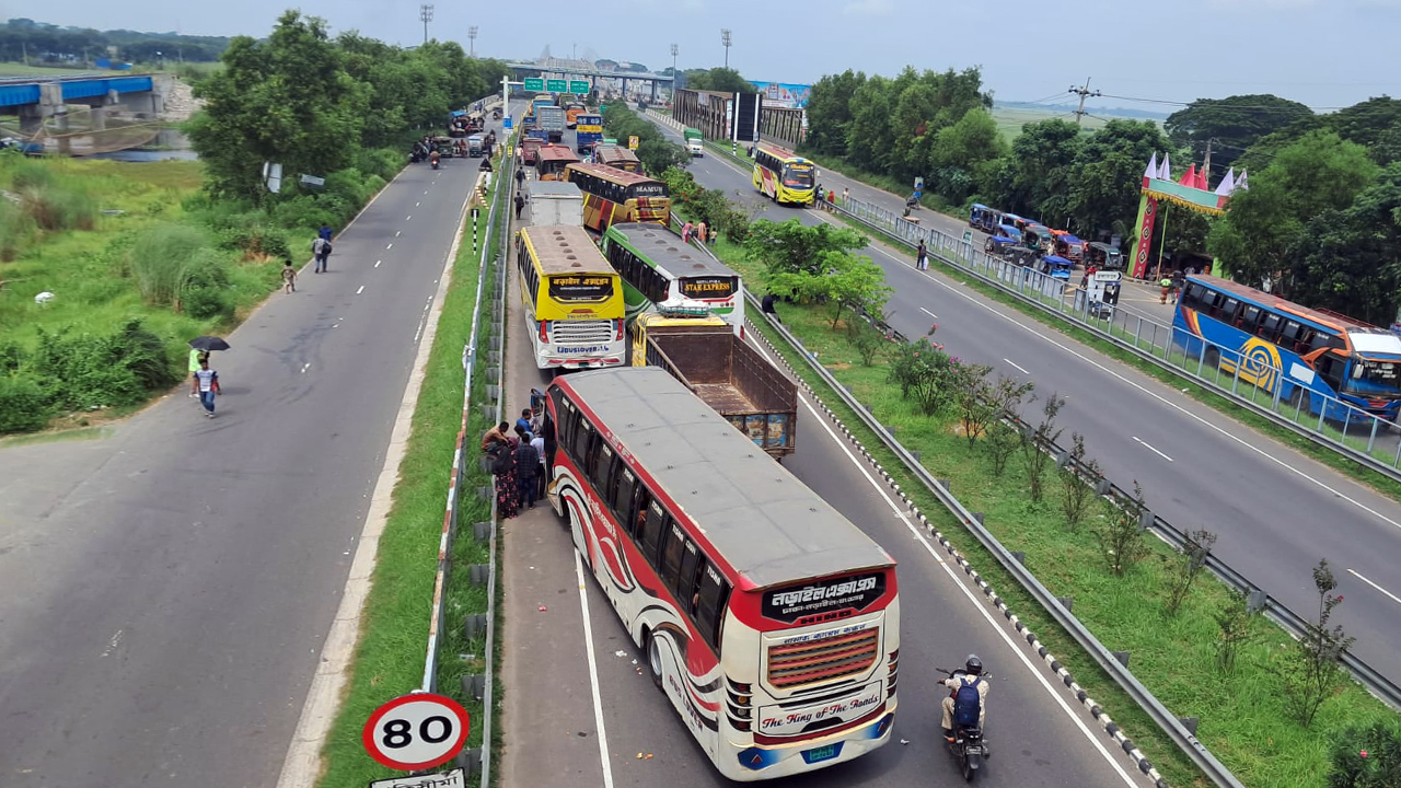 ফরিদপুরে অবরোধ, দুই মহাসড়কে ২৩ কিলোমিটার যানজট