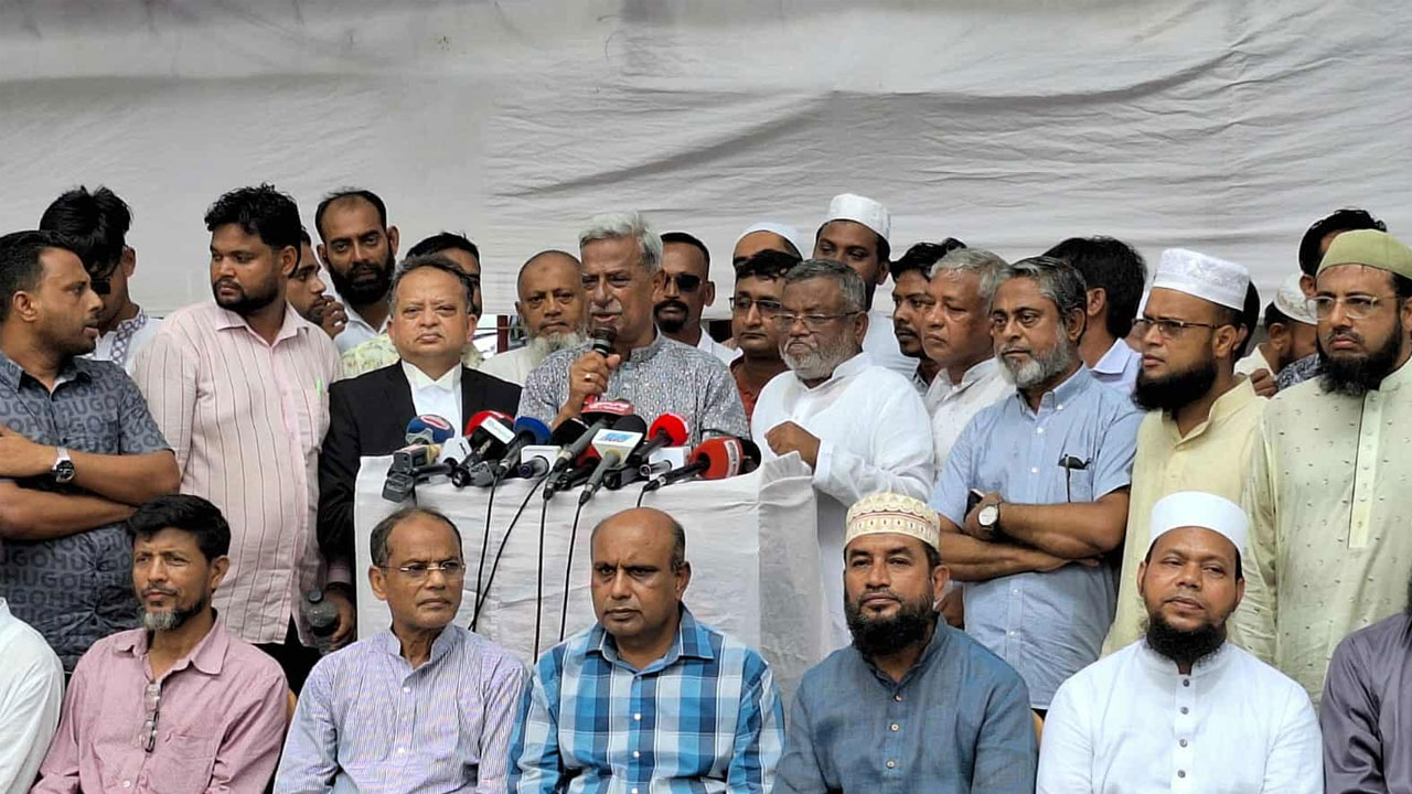 গণতন্ত্র প্রতিষ্ঠার পথে বাধা দেওয়ার ষড়যন্ত্র হচ্ছে : ফারুক