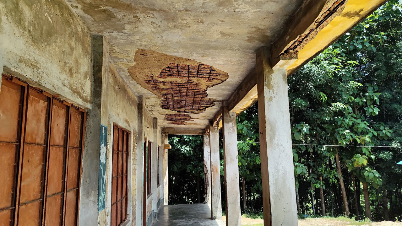 মূল ভবন পরিত্যক্ত, অফিসেও চলছে ক্লাস