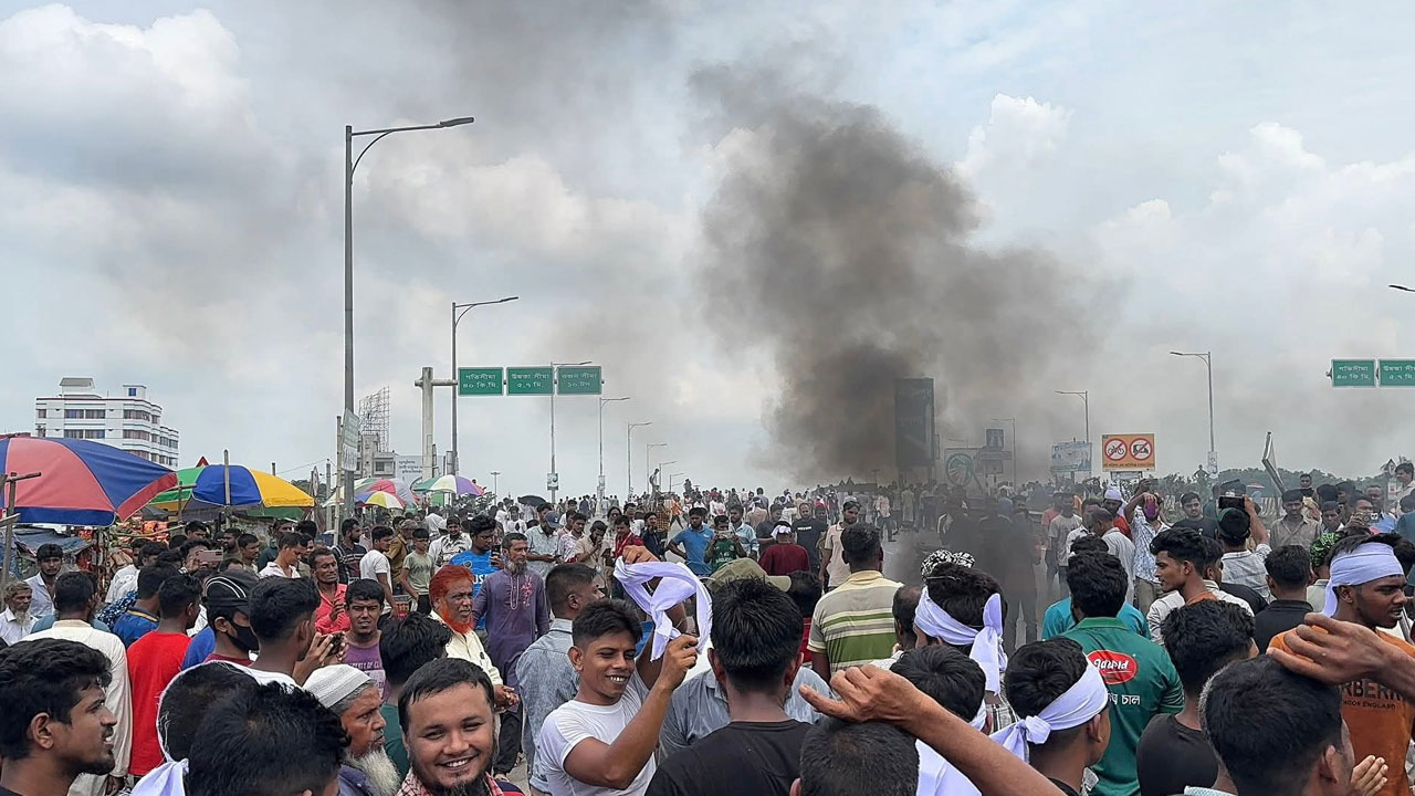 বিক্ষোভ-অবরোধে ফরিদপুরের মহাসড়কে ৪০ কিলোমিটার যানজট