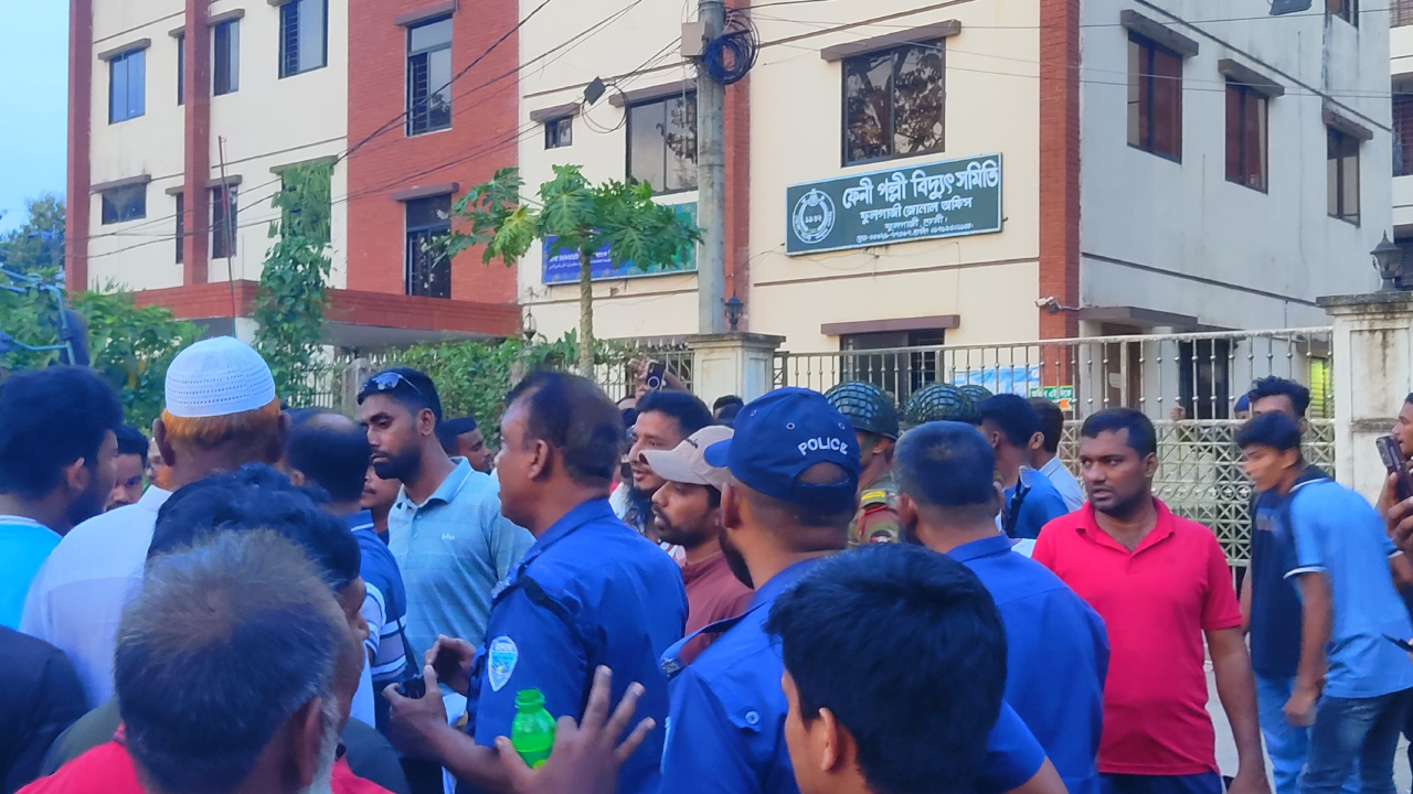 গণছুটিতে ফেনী পল্লী বিদ্যুতের ৫৬৯ কর্মী, গ্রাহকের ভোগান্তি