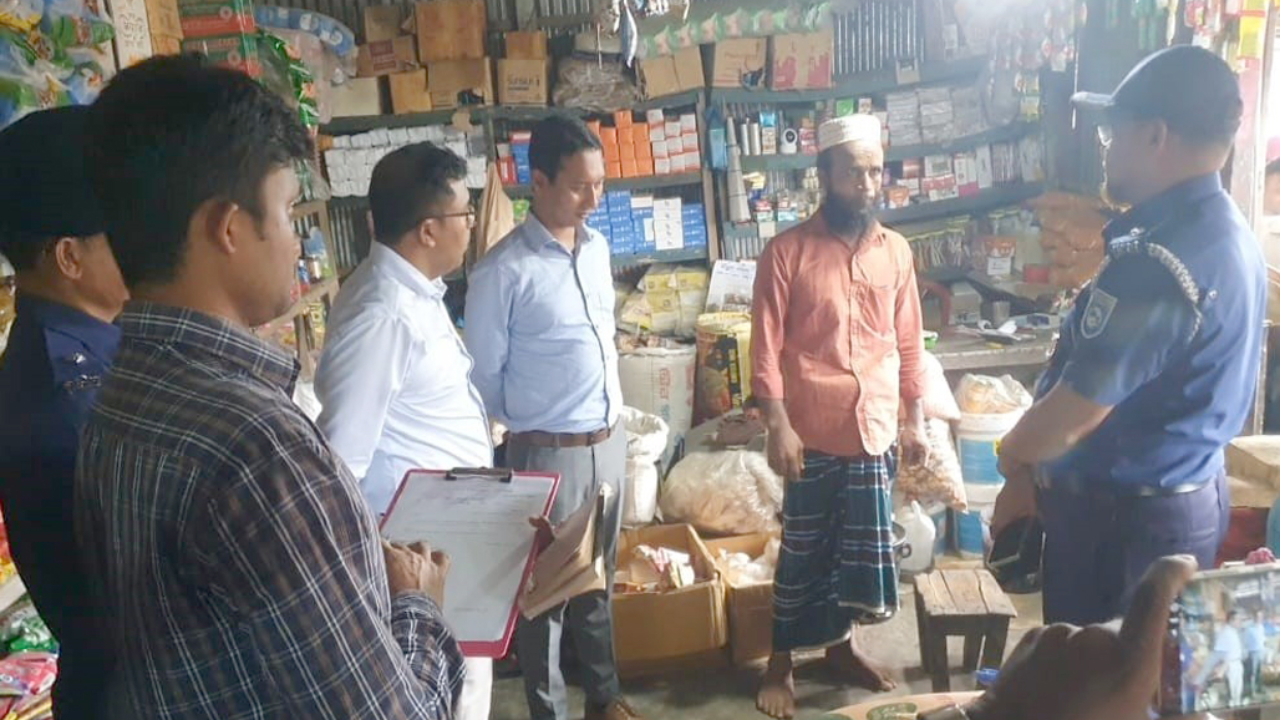 বেশি দামে সার বিক্রির দায়ে সাব-ডিলারকে জরিমানা