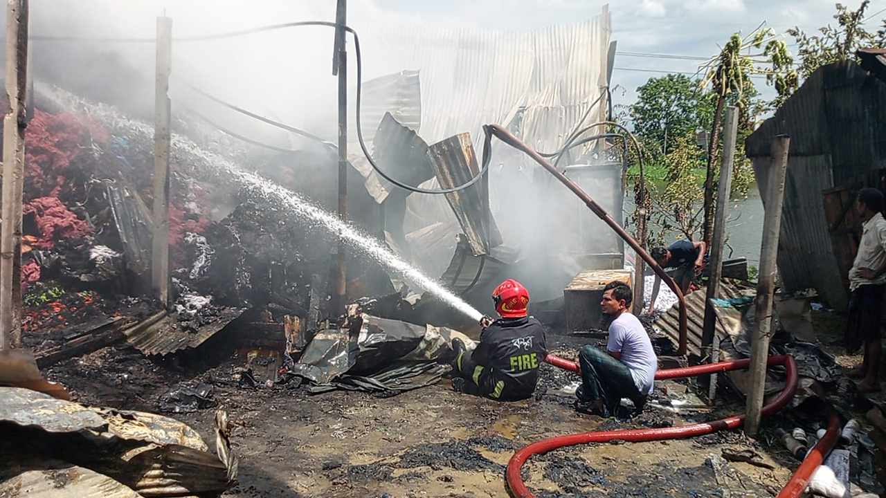 নারায়ণগঞ্জে তুলার গোডাউনে আগুন