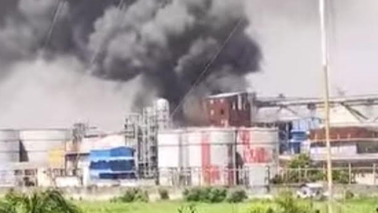 রূপগঞ্জে অয়েল কারখানায় আগুন