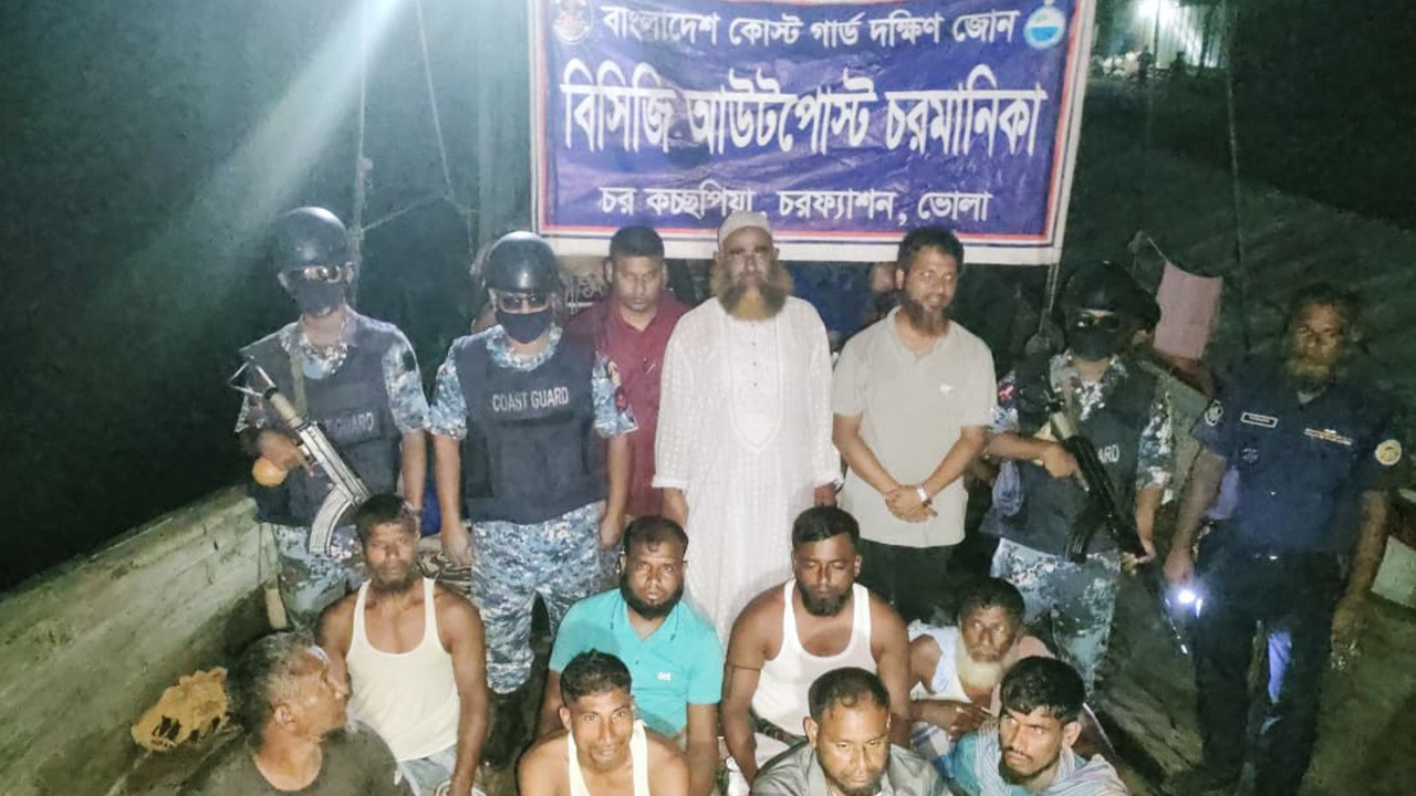 ভোলায় অবৈধ ট্রলিংবোট ও বেহুন্দি জালসহ ৮ জেলে আটক