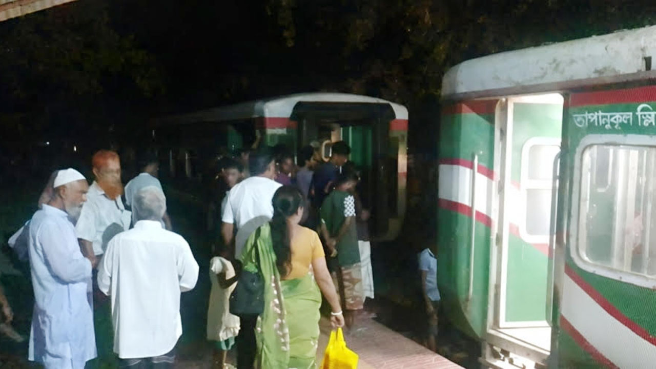গাইবান্ধায় ট্রেনের বগি বিচ্ছিন্ন, অল্পের জন্য দুর্ঘটনা থেকে রক্ষা