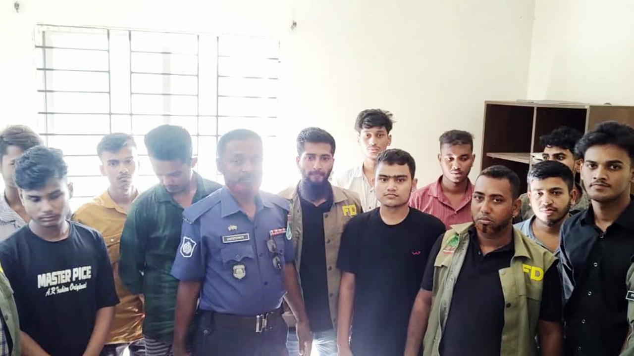 গভীর রাতে সাফারি পার্কে অনুপ্রবেশ, আটক ১১