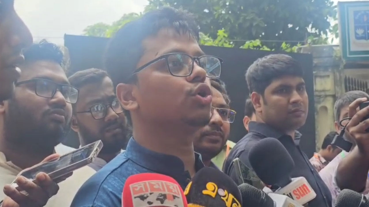 ভোটকেন্দ্রে মিডিয়া-পর্যবেক্ষক ঢুকতে বাধা, ‘অ্যালার্মিং’ বললেন ফরহাদ