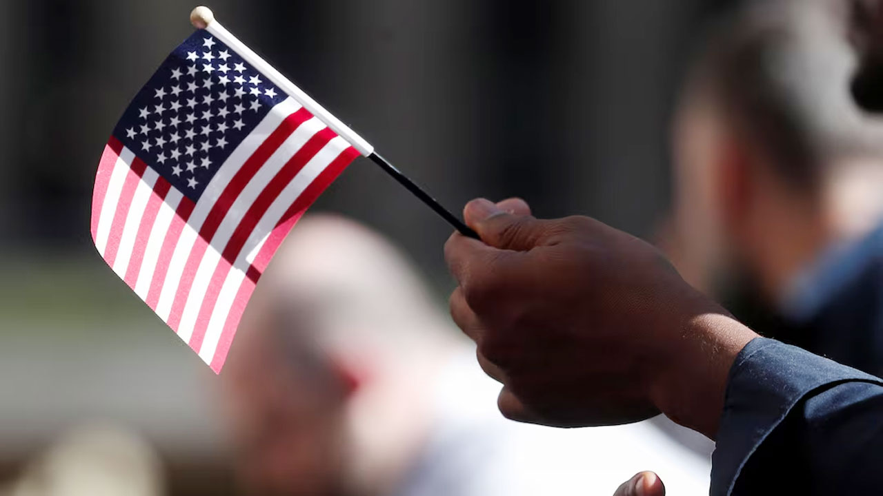 এইচ-ওয়ান বি ভিসার ফি ১ হাজার ৫০০ থেকে ১ লাখ ডলার করলেন ট্রাম্প