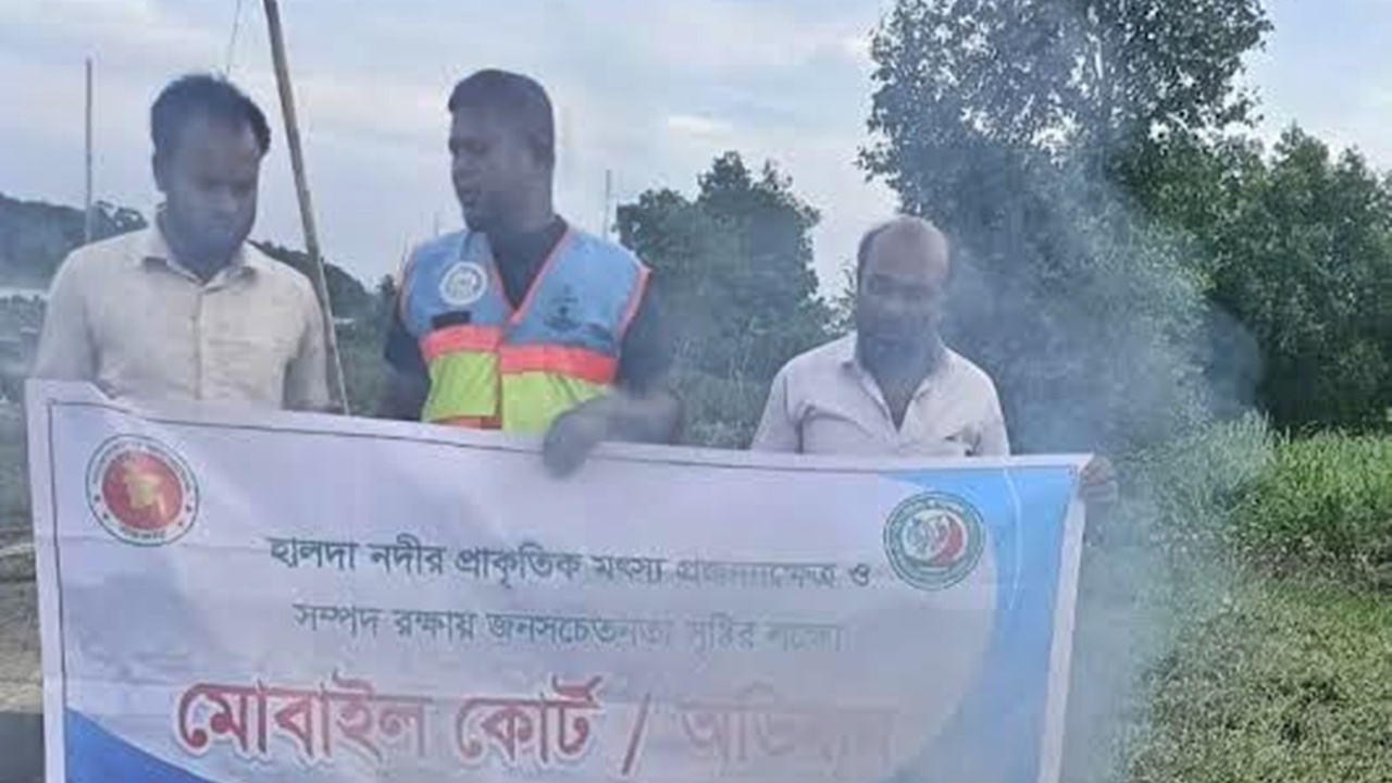 হালদা নদীতে অভিযান : জব্দের পর ২ লাখ টাকার জালে আগুন