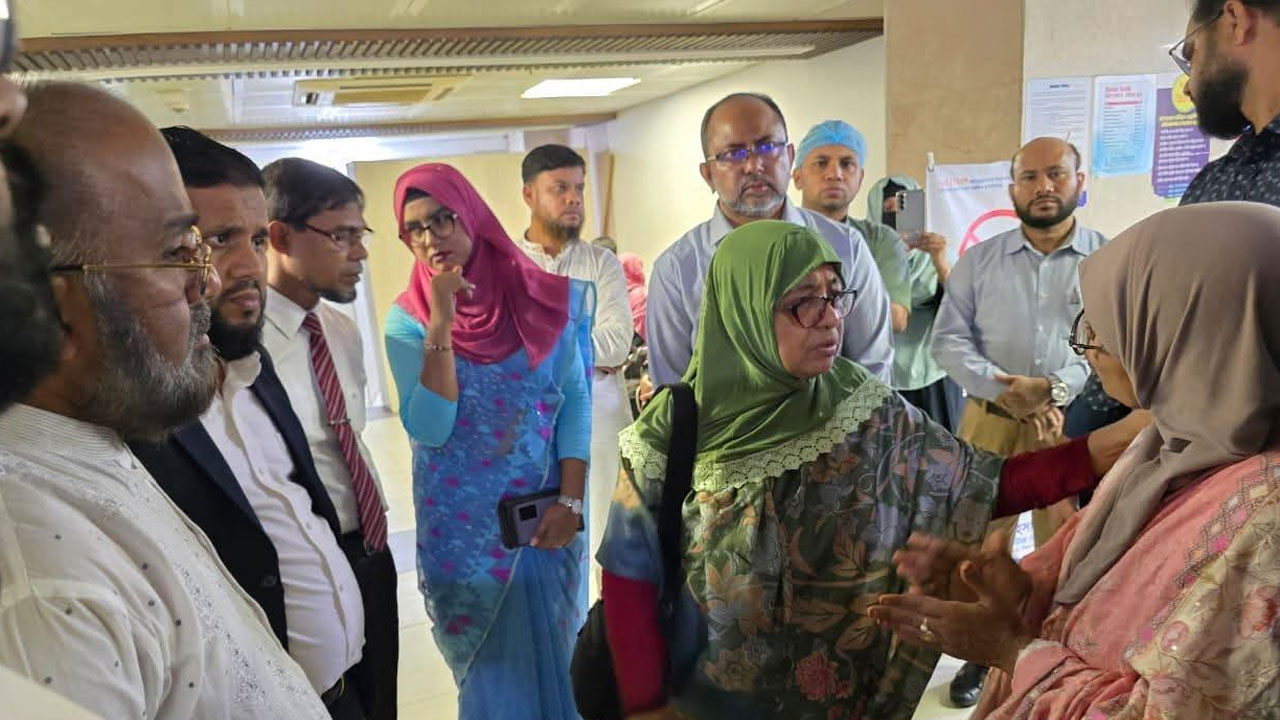 আহত চবি শিক্ষার্থীদের দেখতে গেলেন স্বাস্থ্য উপদেষ্টা