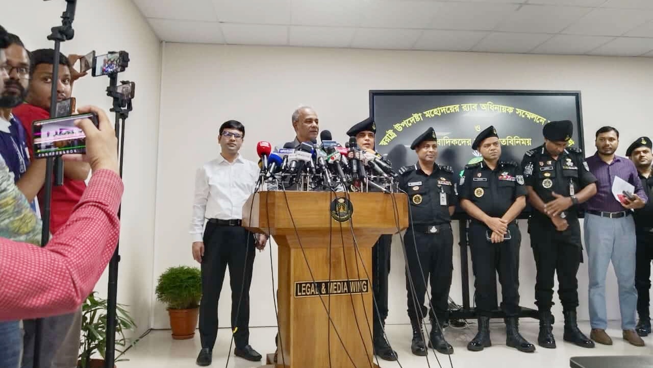 দুর্গাপূজা ঘিরে পার্শ্ববর্তী দেশ মিথ্যাচার করছে : স্বরাষ্ট্র উপদেষ্টা