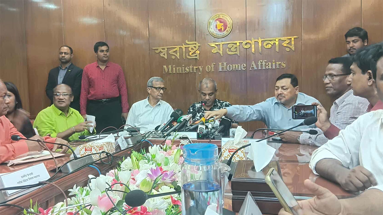 আরাকান আর্মি বেঁচে আছেই মাদক বিক্রি করে : স্বরাষ্ট্র উপদেষ্টা