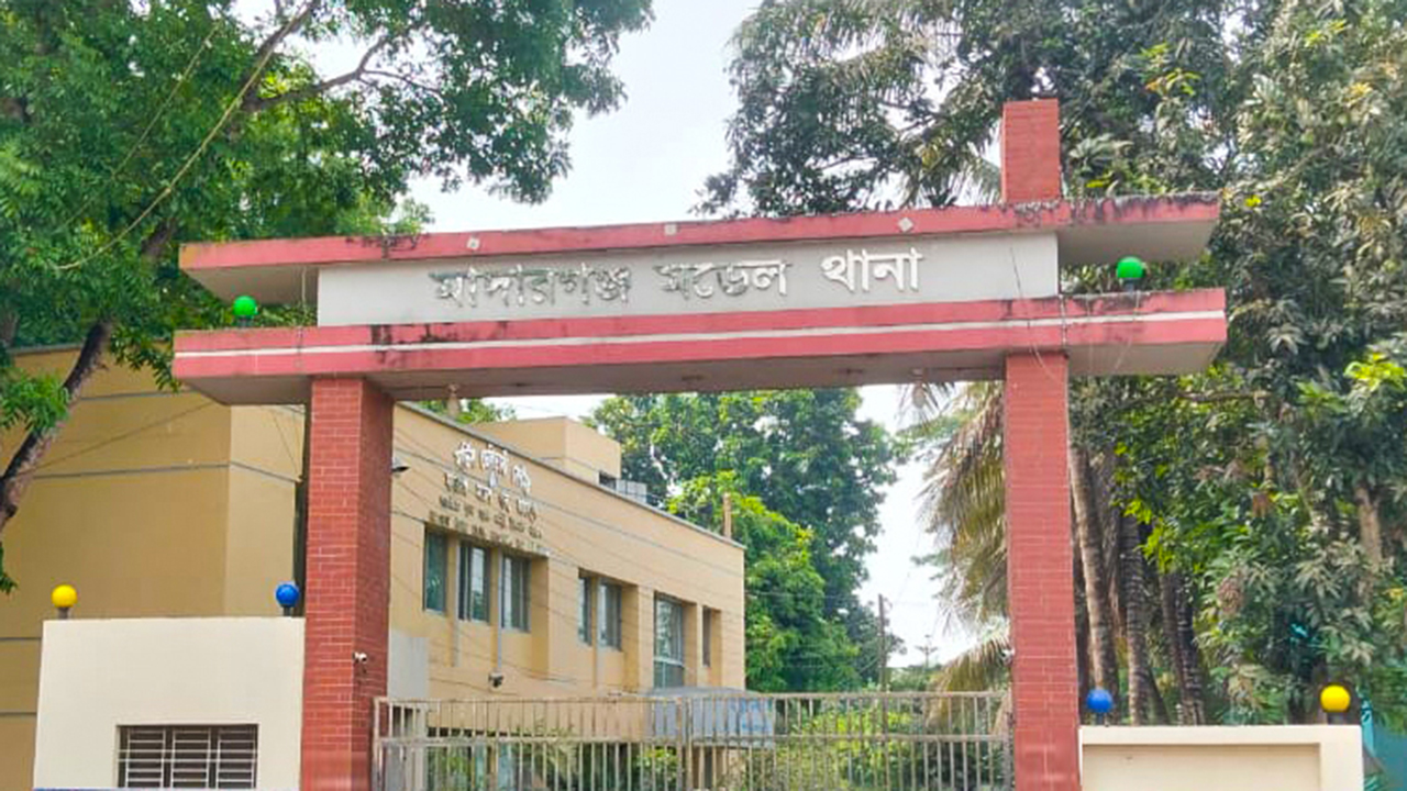 প্রবাসীর স্ত্রীর সঙ্গে শ্রমিক দল নেতার আপত্তিকর ভিডিও ভাইরাল