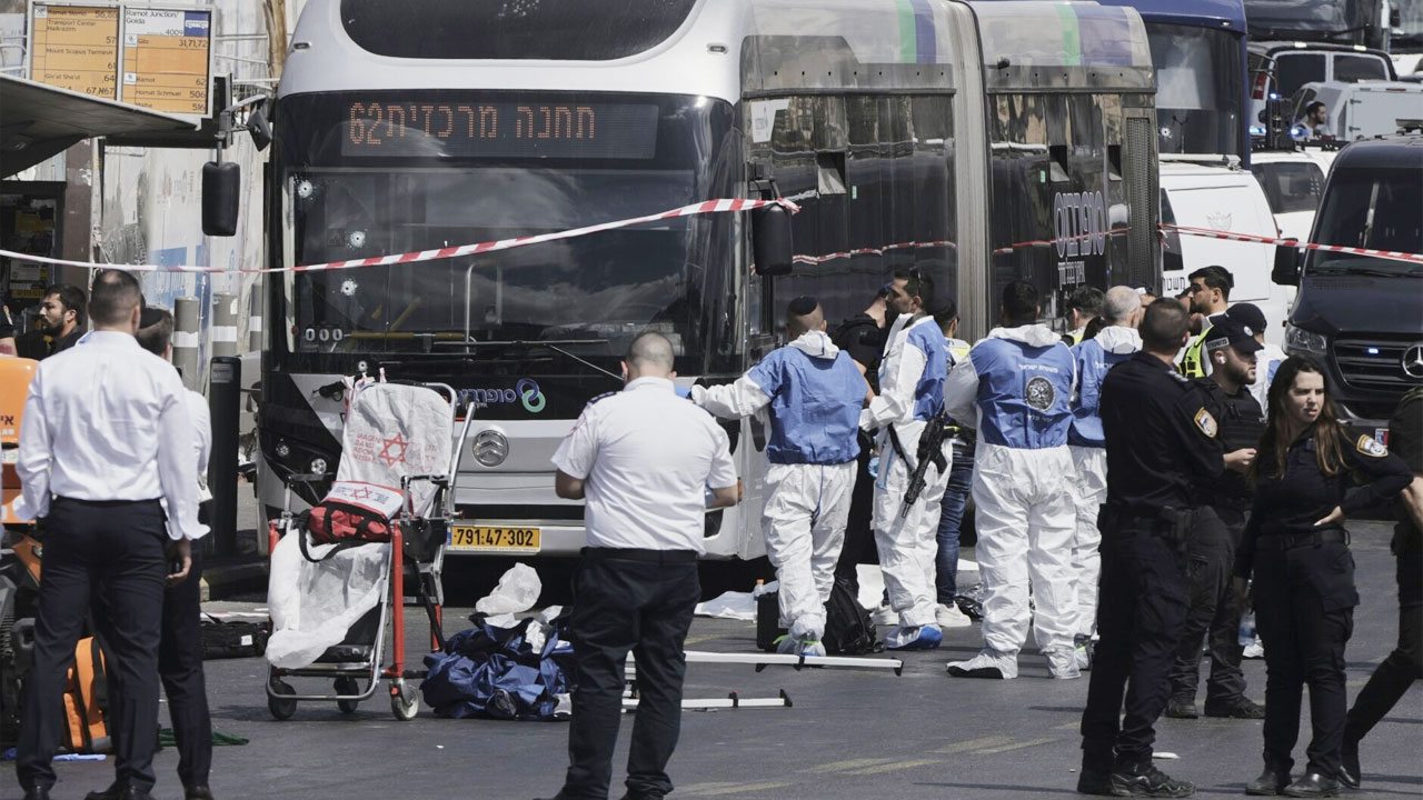 জেরুজালেমে বাস স্টপে বন্দুক হামলা : নিহত ৬