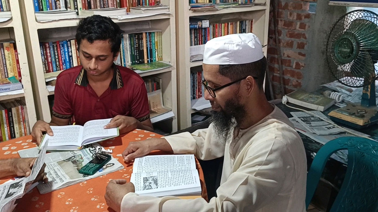 জ্ঞানের আলো ছড়াচ্ছে প্রতিবন্ধী যুবকের গ্রন্থাগার