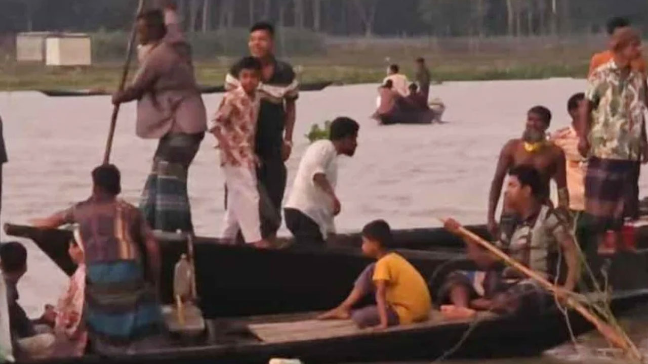 নৌকাবাইচ দেখে ফেরার পথে নৌকা ডুবে মায়ের মৃত্যু, মেয়ে নিখোঁজ