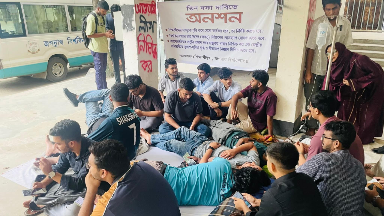 জকসুসহ তিন দাবিতে জবির ৫ শিক্ষার্থীর অনশন