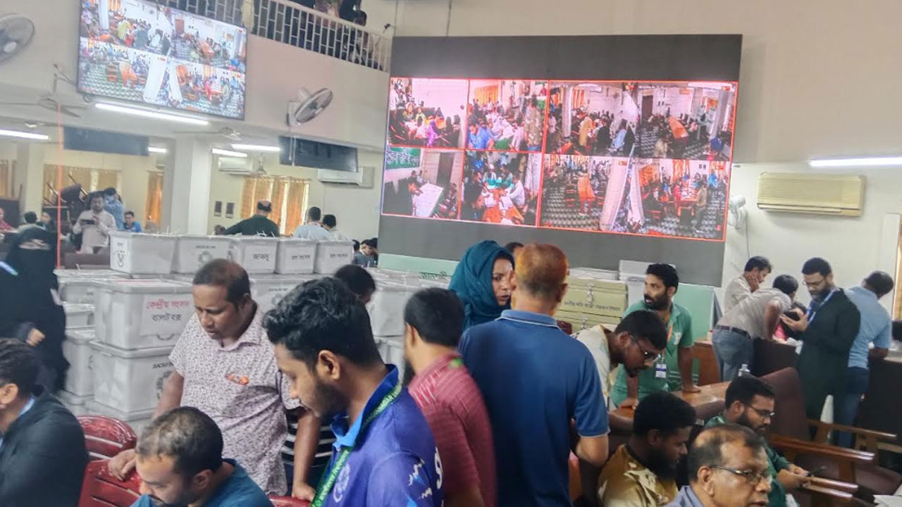জাকসু নির্বাচন : ভোট গণনা চলছে, অপেক্ষা বাড়ছে