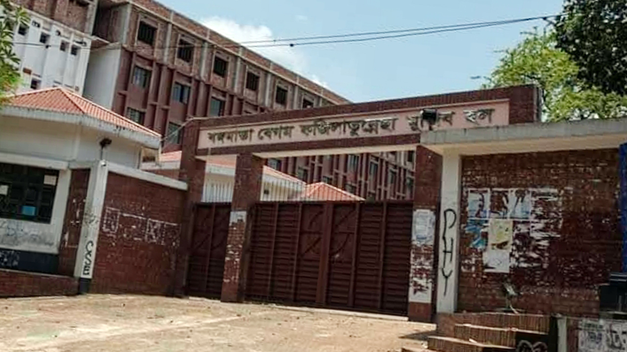 ছাত্রীদের হলে ছাত্রদলের ভিপি প্রার্থী, ৩ ঘণ্টা ভোটগ্রহণ বন্ধ