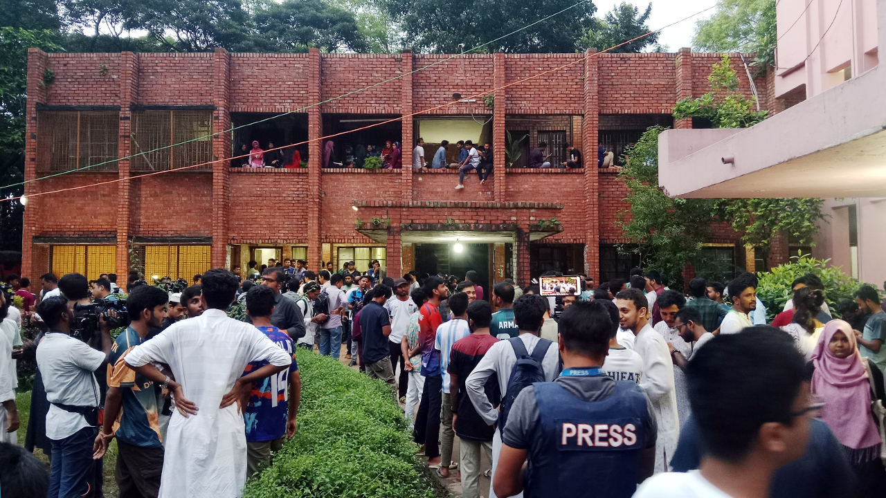 জাকসু নির্বাচনের ফলাফল দ্রুত ঘোষণার দাবিতে শিক্ষার্থীদের অবস্থান