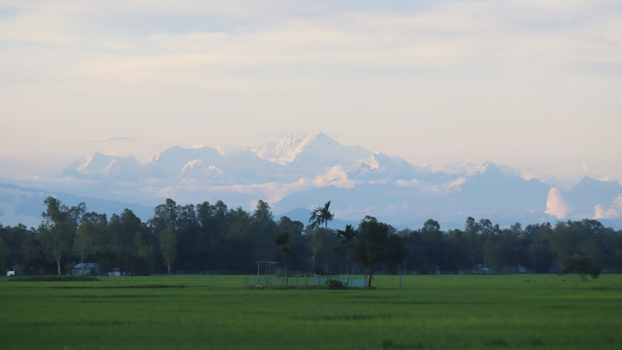 আবারও দৃশ্যমান কাঞ্চনজঙ্ঘা, উপভোগ করছেন পঞ্চগড়বাসী