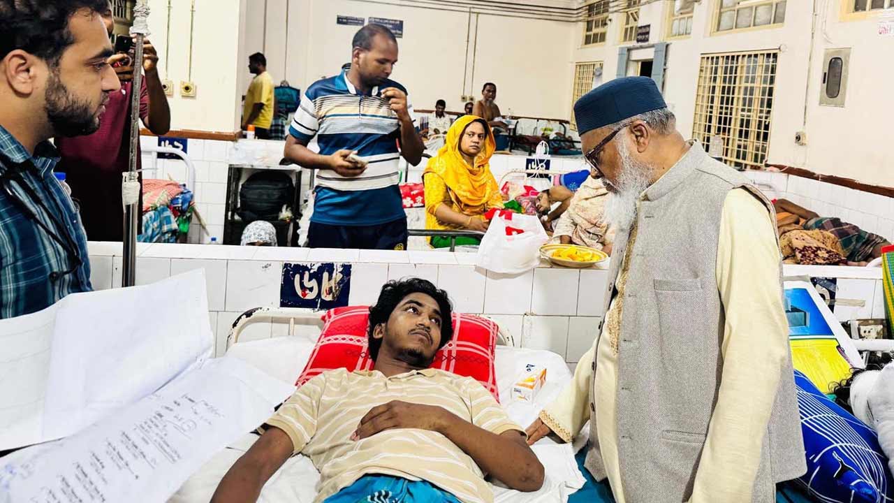 আহত শিক্ষার্থীদের চিকিৎসার খোঁজ নিতে চমেক হাসপাতালে ধর্ম উপদেষ্টা