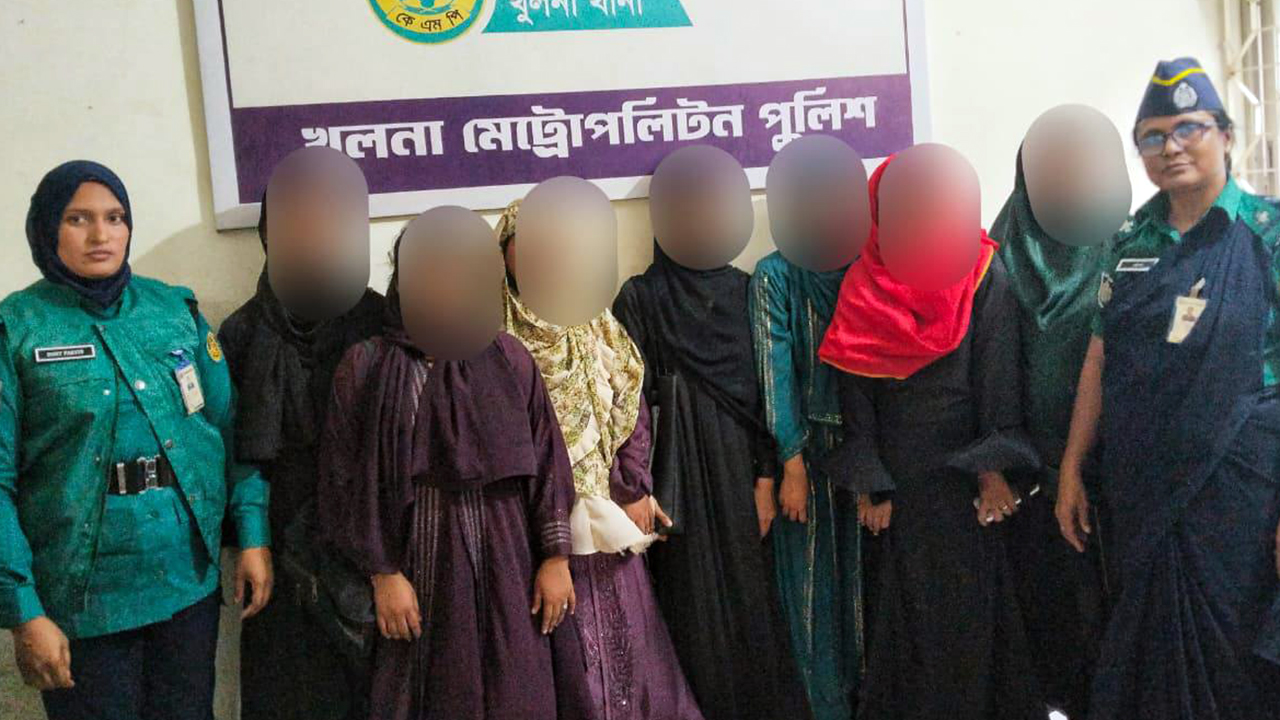 হোটেলে অসামাজিক কার্যকলাপের অভিযোগে গ্রেপ্তার ৯