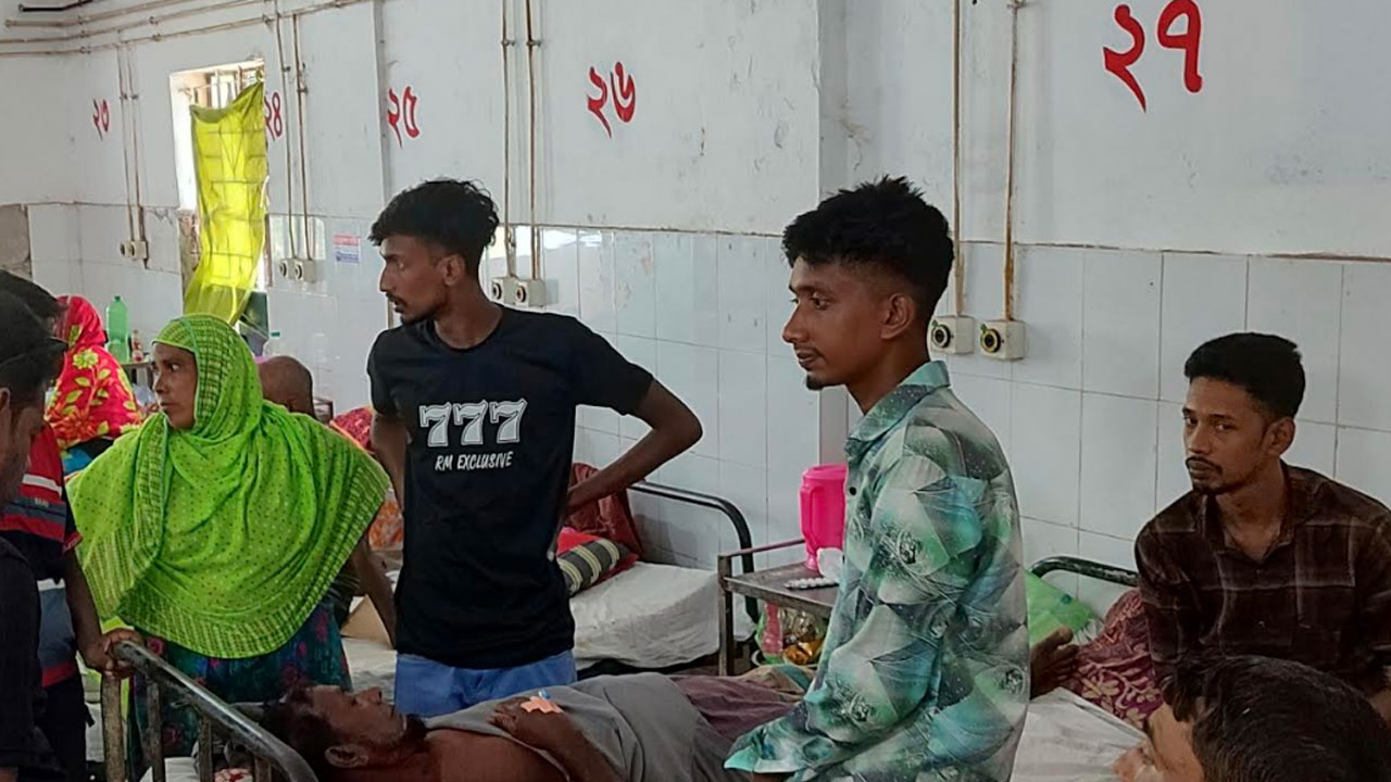 চুরি করতে দেখে ফেলায় বাড়িওয়ালাকে কুপিয়ে জখম