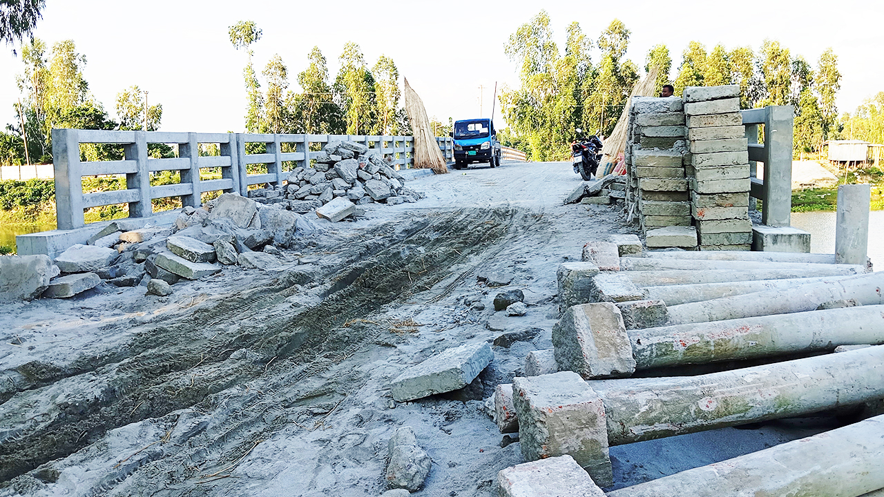 হাতের চাপে ভেঙে যাচ্ছে সেতুর গাইড ওয়ালের স্লাব