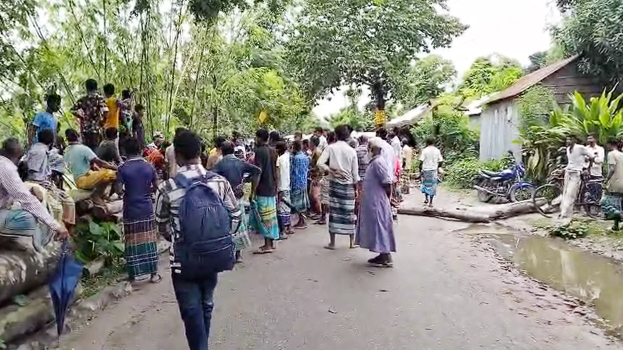 কুড়িগ্রামে সারের দাবিতে সড়ক অবরোধ