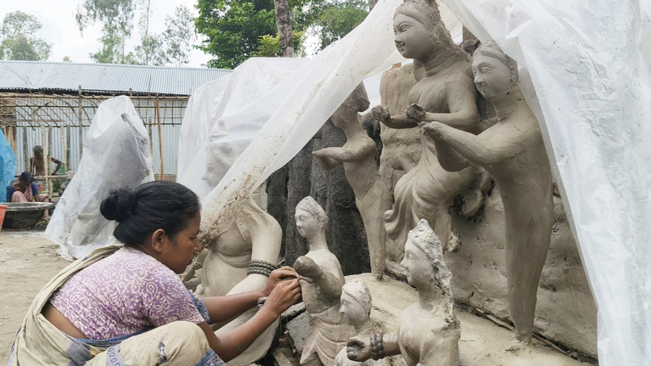 দুর্গোৎসবে নারী শিল্পীদের ছোঁয়ায় তৈরি হচ্ছে প্রতিমা