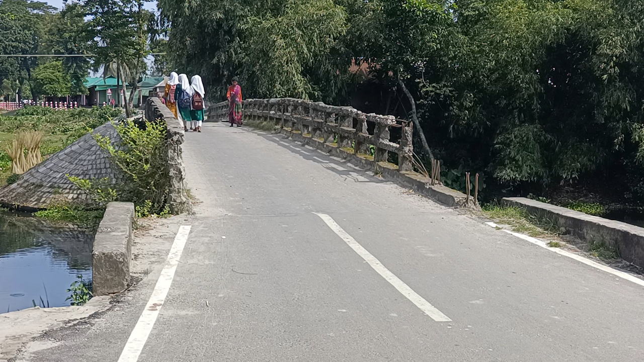 দেবে যাওয়া সেতুতে ঝুঁকি নিয়ে চলাচল, আতঙ্কে স্থানীয়রা