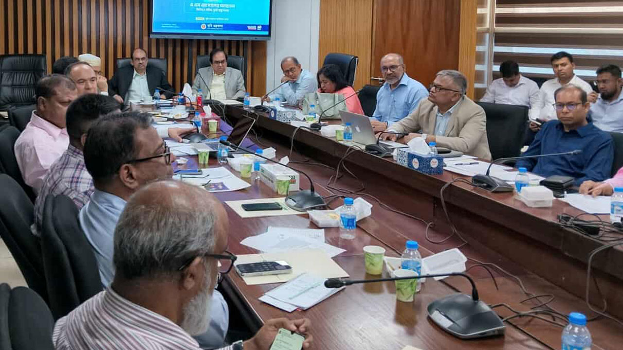 ডিজিটাল ভূমিসেবার চ্যালেঞ্জগুলো দ্রুতই কাটিয়ে উঠতে পারব : সিনিয়র সচিব