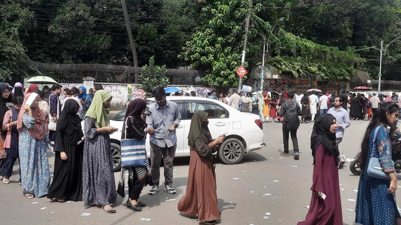 রোদের তাপেও শিক্ষার্থীদের উচ্ছ্বাস, ভোটকেন্দ্রে ভিড়