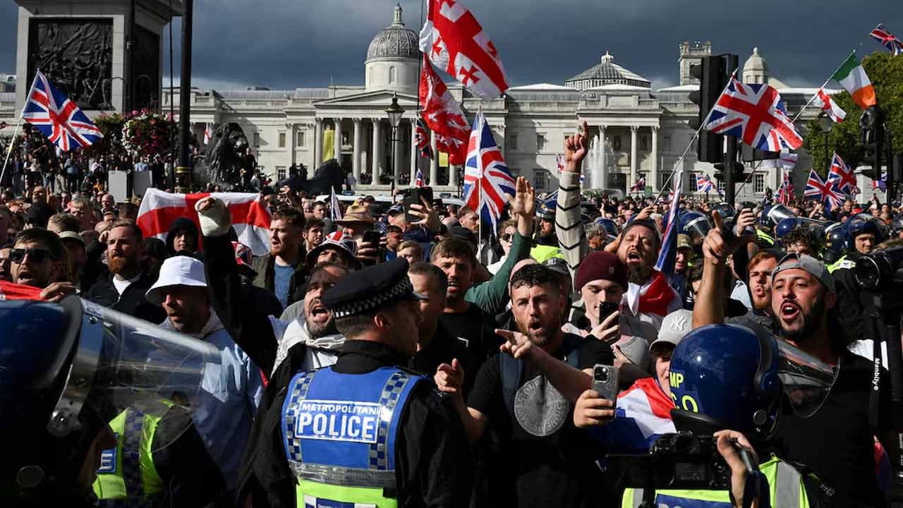 লন্ডনে অভিবাসনবিরোধী বিক্ষোভে এক লাখের বেশি মানুষ, পুলিশের সঙ্গে সংঘর্ষ