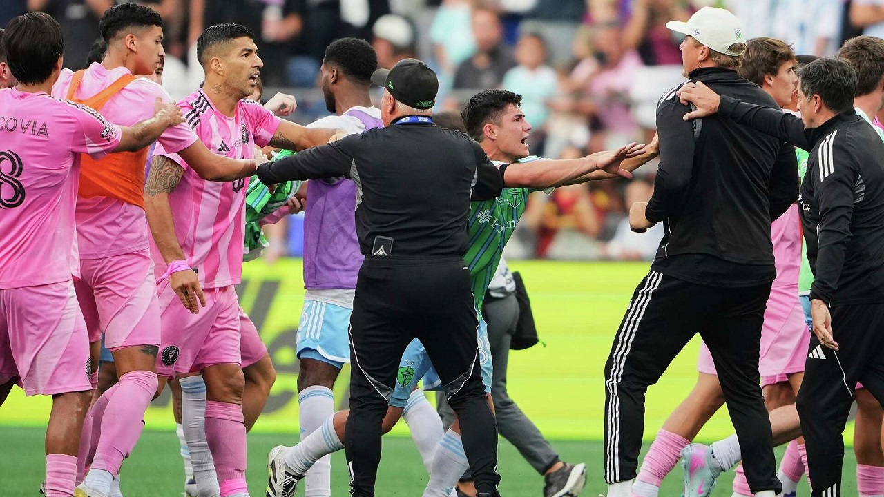 প্রতিপক্ষের দিকে থুথু দেওয়ায় ক্ষমা চাইলেন সুয়ারেজ