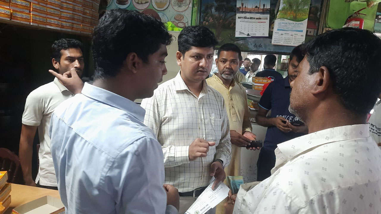 মাগুরায় অস্বাস্থ্যকর পরিবেশে মিষ্টি তৈরি, তিন প্রতিষ্ঠানকে জরিমানা