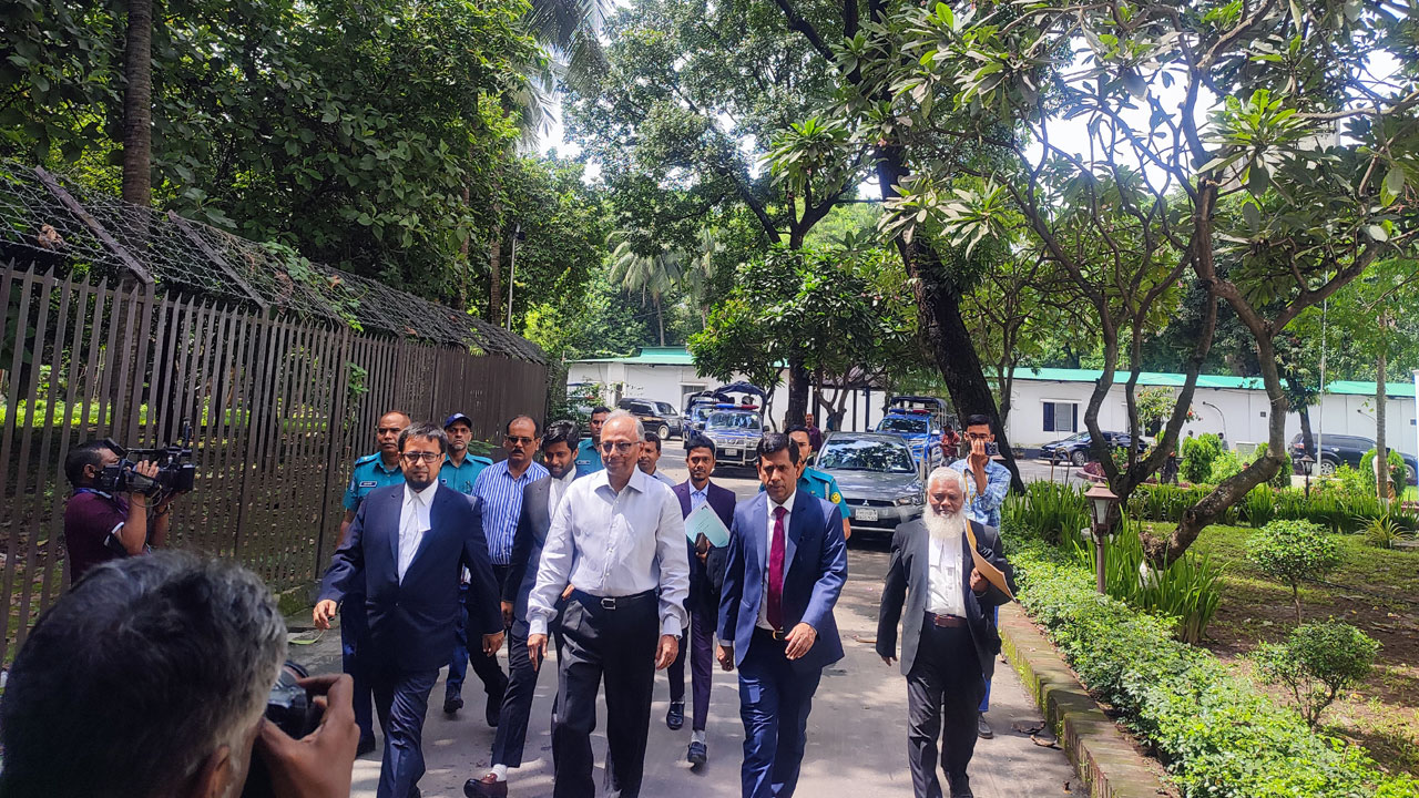 শেখ হাসিনার মামলায় মাহমুদুর রহমানের সাক্ষ্য শুরু