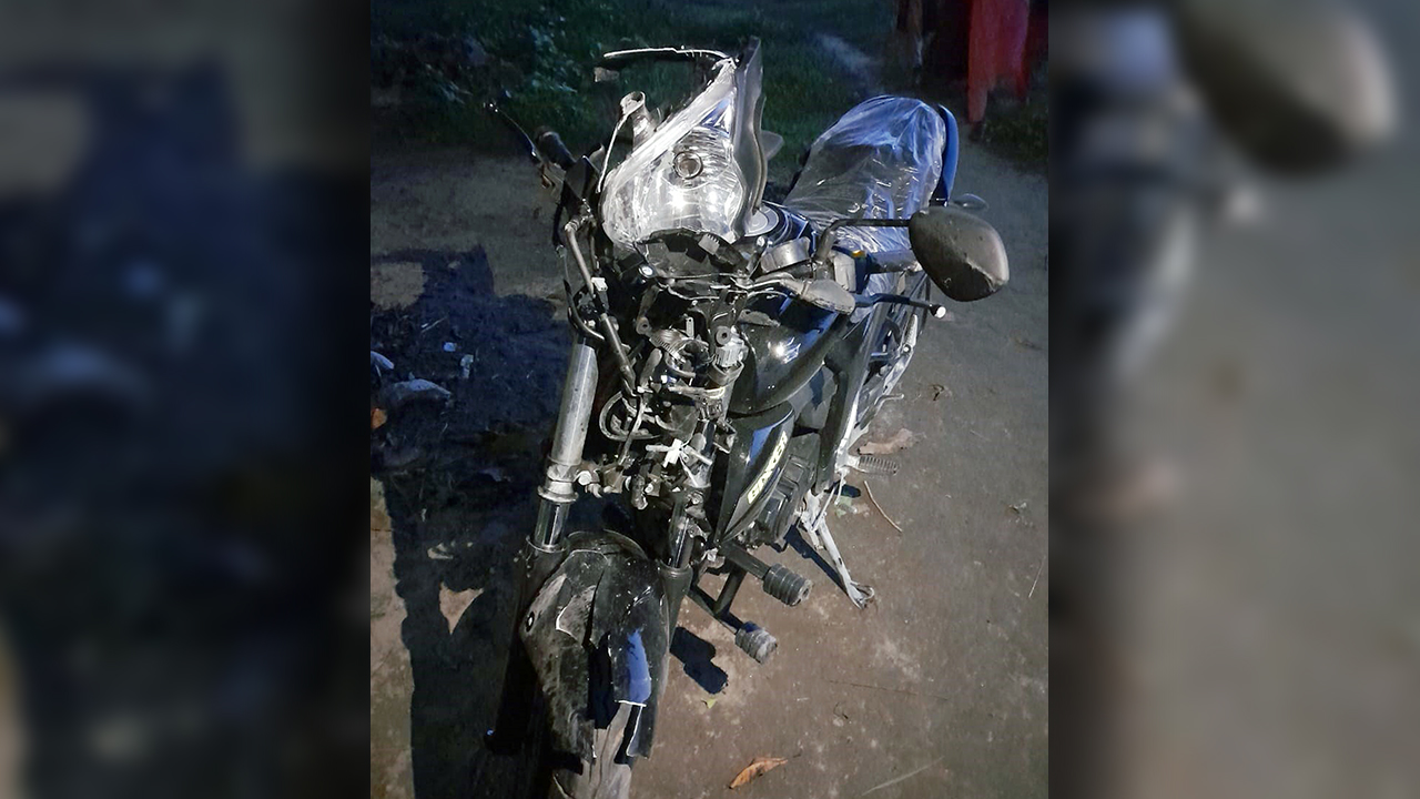 নতুন মোটরসাইকেল নিয়ে ঘুরতে বেরিয়ে খুঁটির সঙ্গে ধাক্কা, ২ বন্ধু নিহত