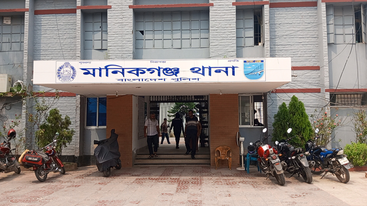 বাবার করা অভিযোগ তদন্তে গিয়ে ছেলের হাতে মারধরের শিকার পুলিশ