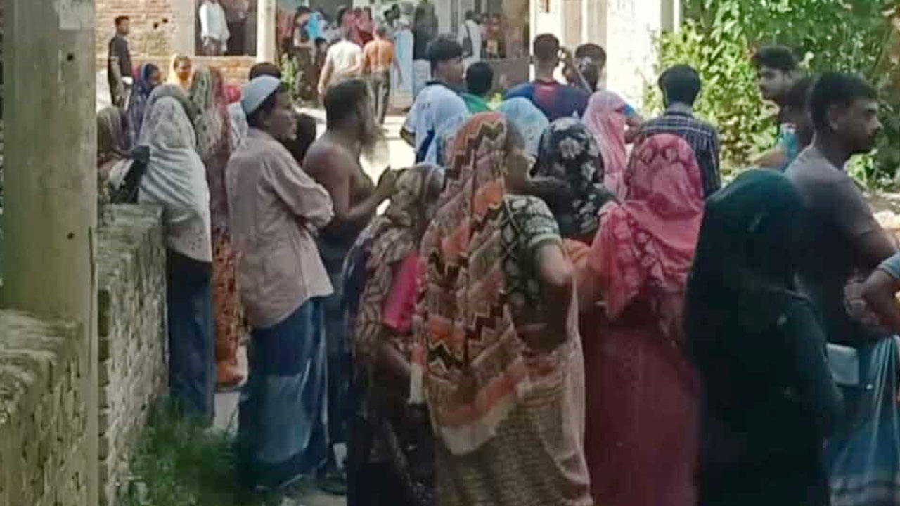 মেঝেতে পড়ে ছিল দুই সন্তানের মরদেহ, খাটের ওপর মায়ের